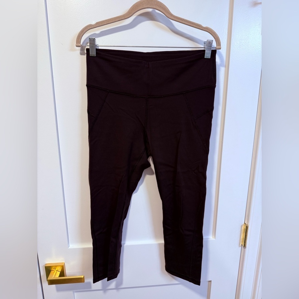Athleta Women’s Black Stealth Capri Leggings - Size Medium